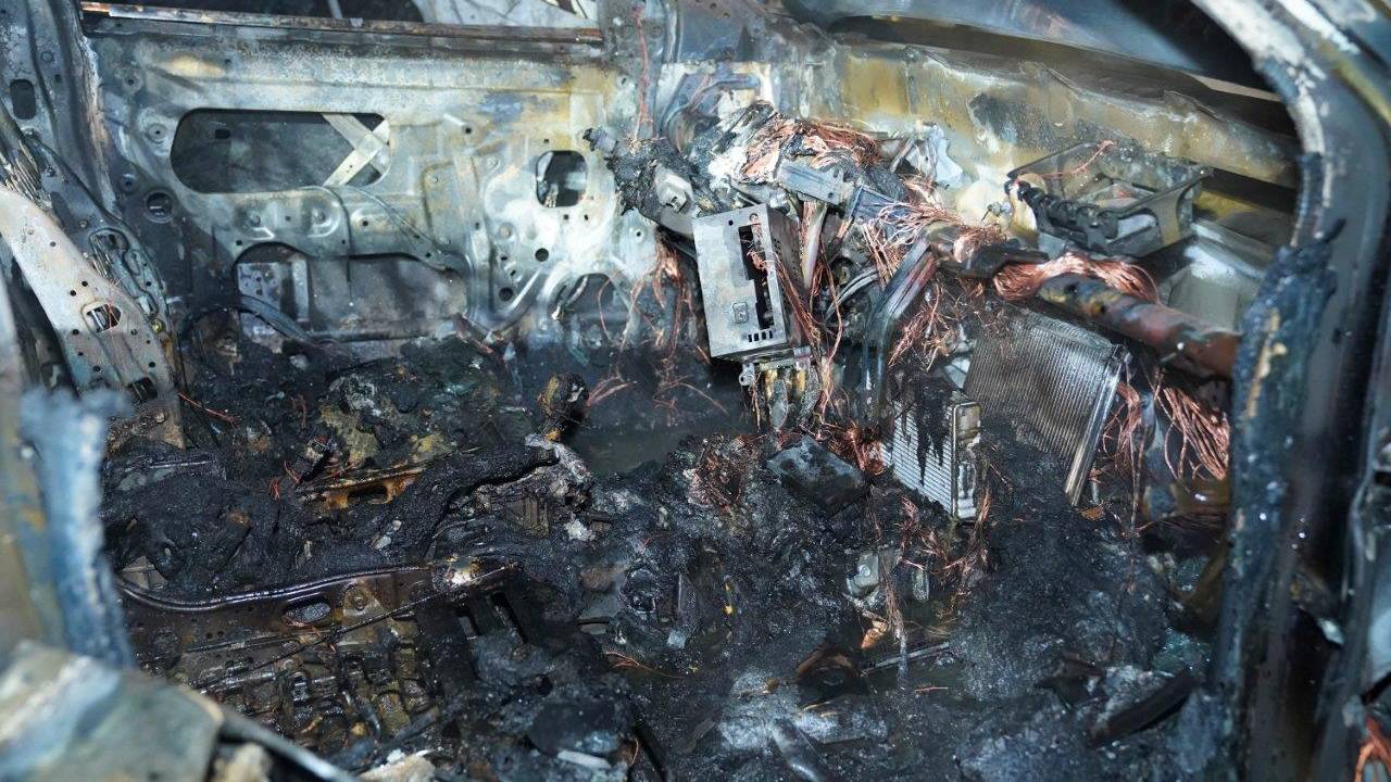 Hoe de autobranden in Rosmalen kon uitbreken, wordt onderzocht (foto: Bart Meesters).