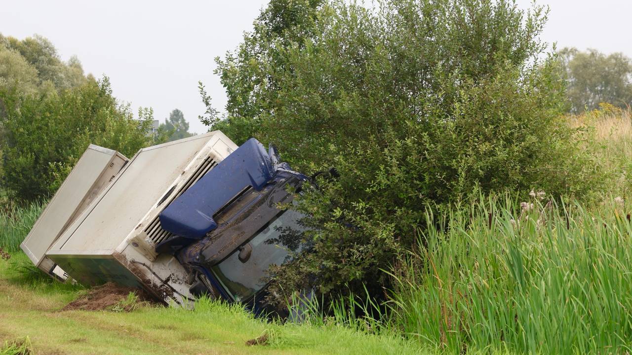 De vrachtwagen lag enigszins verscholen in de bosjes