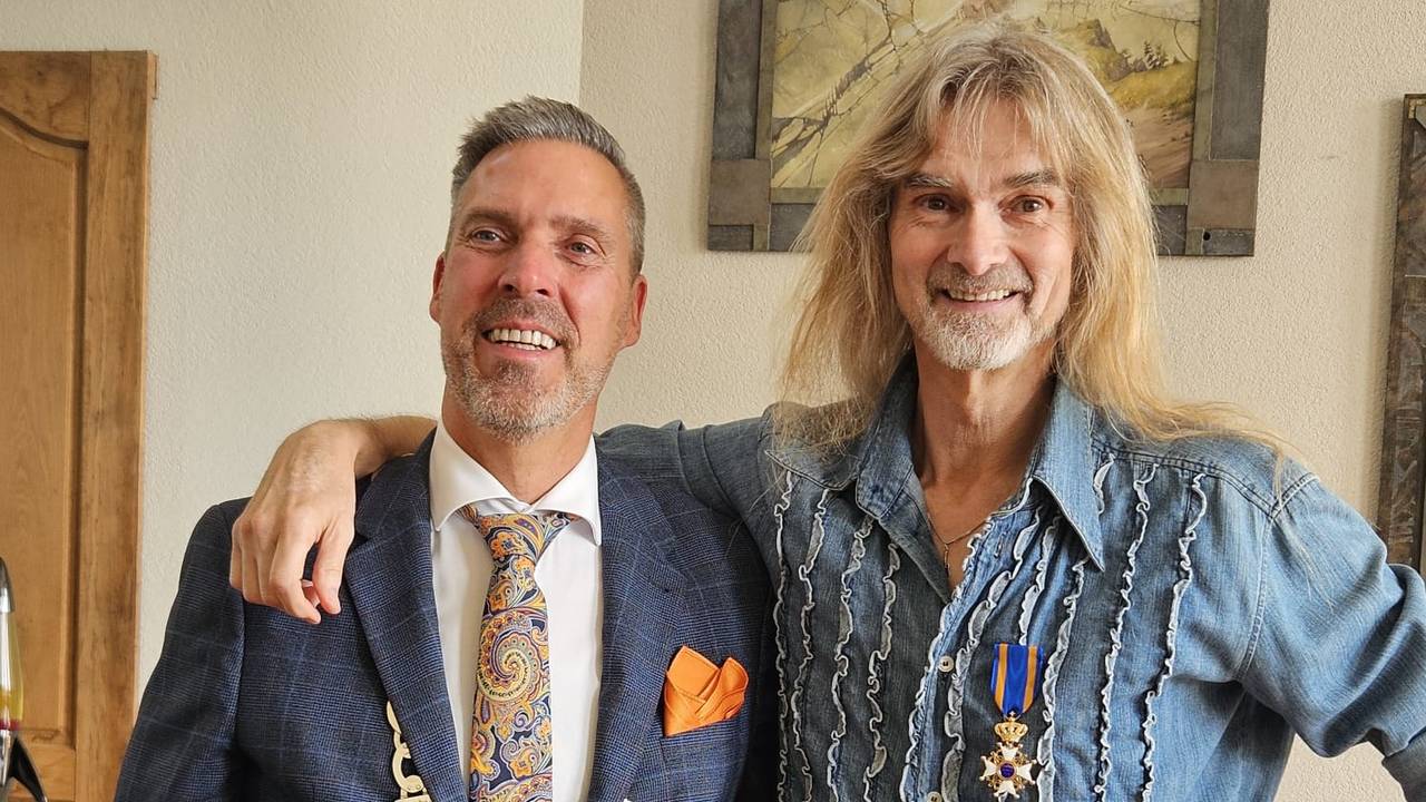Arjen Lucassen (rechts) en burgemeester Aart-Jan Moerkerke van de gemeente Moerdijk (foto: Facebookpagina gemeente Moerdijk).