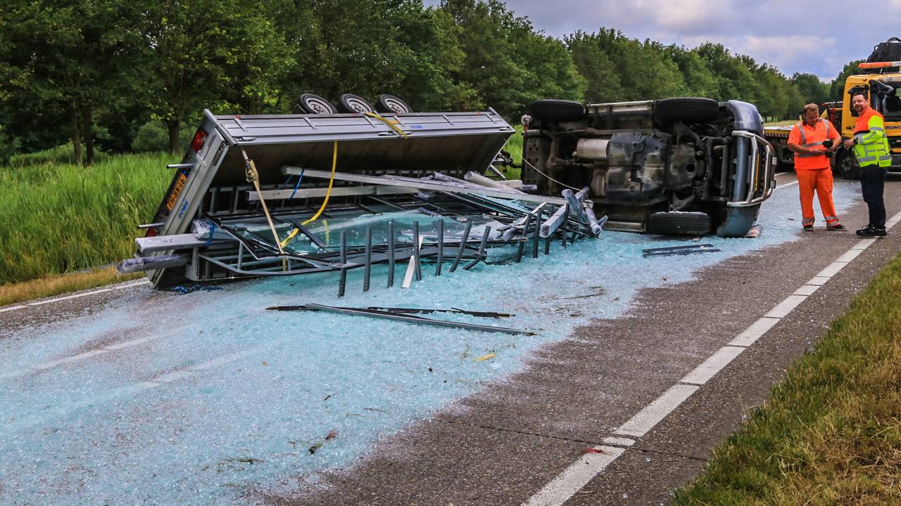 De weg ligt bezaaid met glasscherven (foto: Harrie Grijseels/SQ Vision).