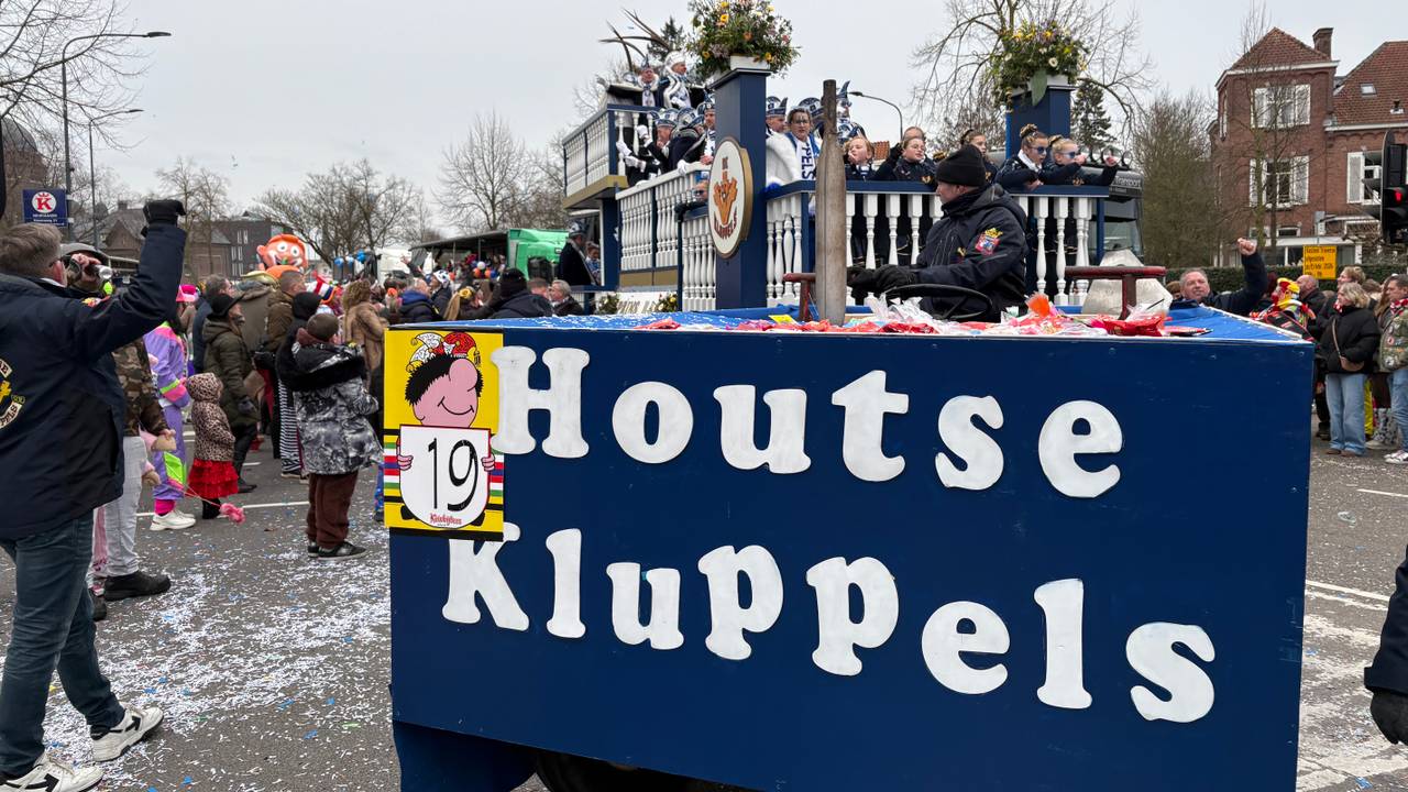 Carnavalsvereniging Houtse Knuppels verwacht een bekeuring omdat ze geen kenteken hebben (foto:Jan Waalen)