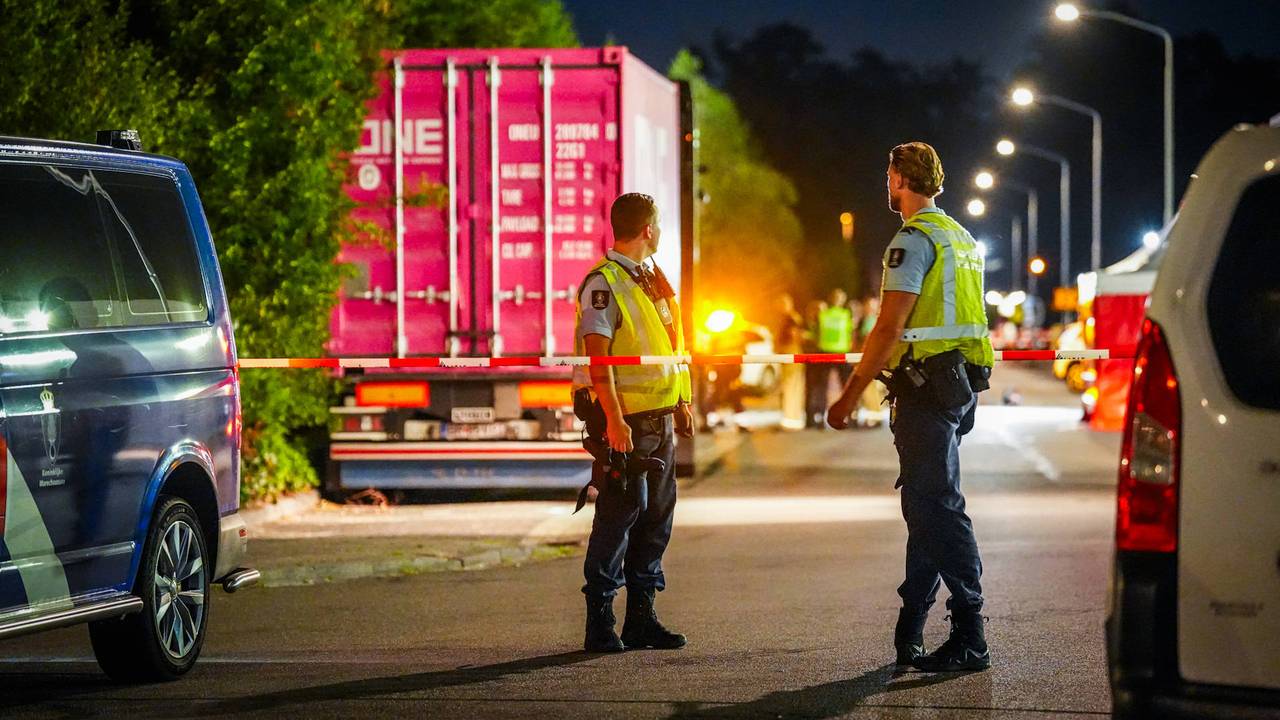 Vanwege het ongeluk werd de weg een tijd lang afgezet (foto: Persbureau Heitink).