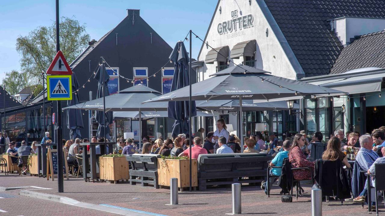 Tijdens de Paasdagen in 2022 zat het terras van De Grutter nog wel goed vol met onder andere toeristen (foto: Hein van Bakel/Peelbelang).
