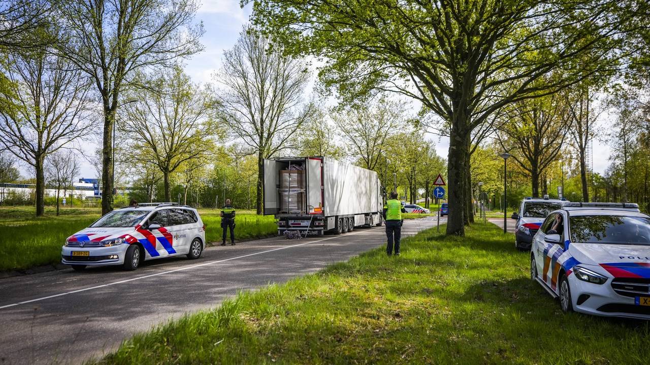 Verdachte vrachtwagen vol met drugs: tientallen kilo's hennep gevonden (foto: SQ Vision).