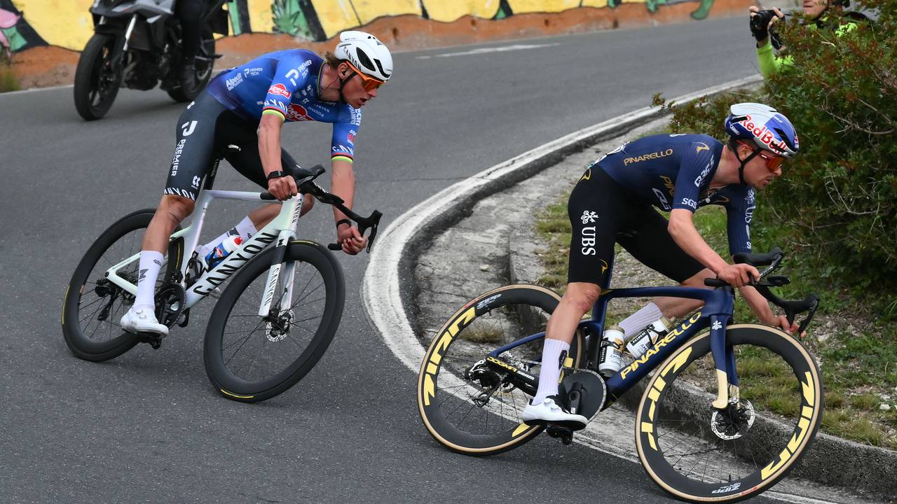 Mathieu van der Poel in het wiel van Pidcock (foto: AFP).