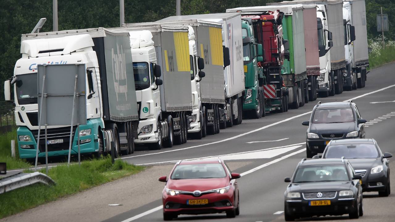 Vrachtwagens parkeren op de vluchtstrook om te kunnen rusten (foto: ANP). 