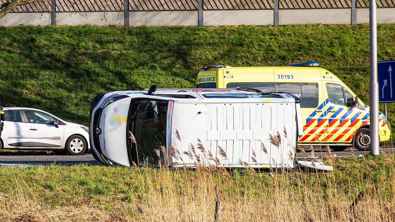 Ongeluk bij knooppunt Hooipolder bij Raamsdonksveer (Foto: Mathijs Bertens/SQ Vision).
