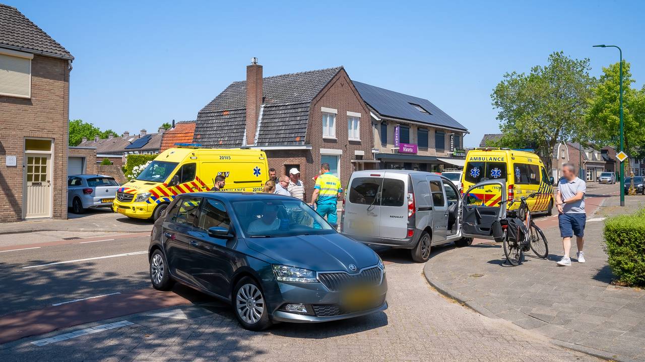 Het ongeluk gebeurde op de Marktstraat in Kaatsheuvel (foto: Iwan van Dun/SQ Vision).