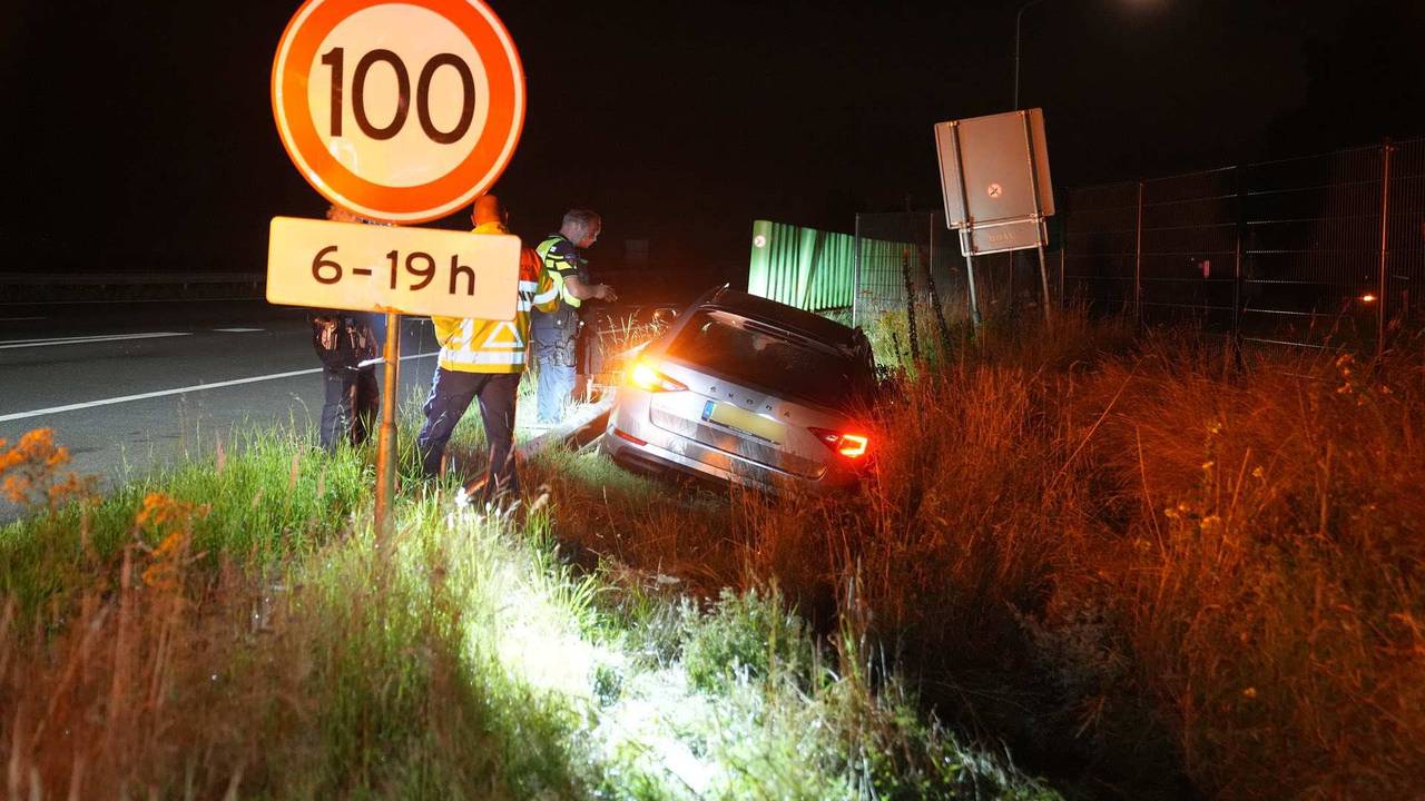 Auto belandt in greppel bij parkeerplaats op snelweg (Foto: WdG/SQ Vision)