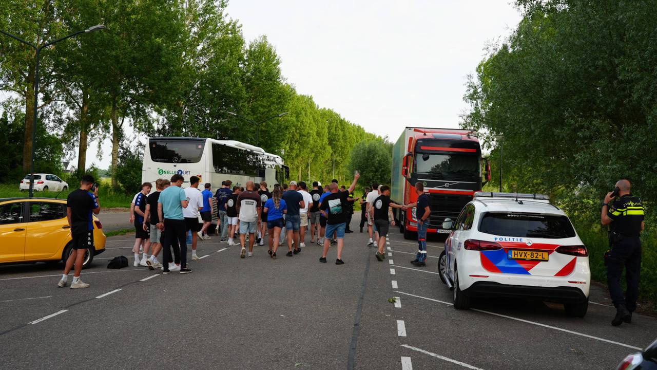 Conflict tussen voetbalsupporters (foto: Persbureau Heitink).