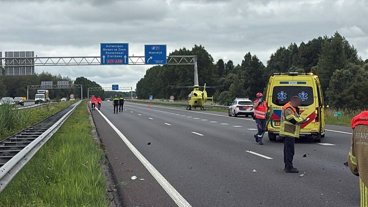 Een traumahelikopter is geland op de A17 (foto: Rijkswaterstaat)