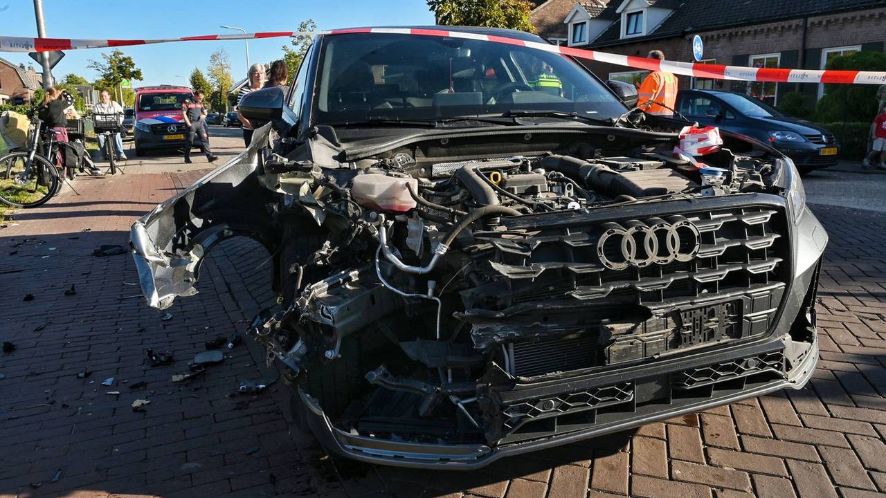 De trein botste op de spoorwegovergang tegen de voorkant van de auto (foto: Toby de Kort / Persbureau Heitink).