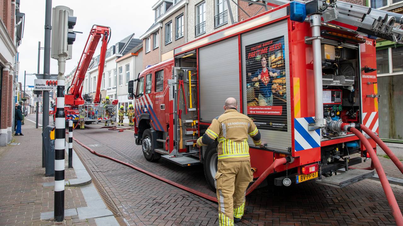 De brandweer bluste het dak van het huis aan de Molenstraat in Roosendaal (foto: Christian Traets/SQ Vision).