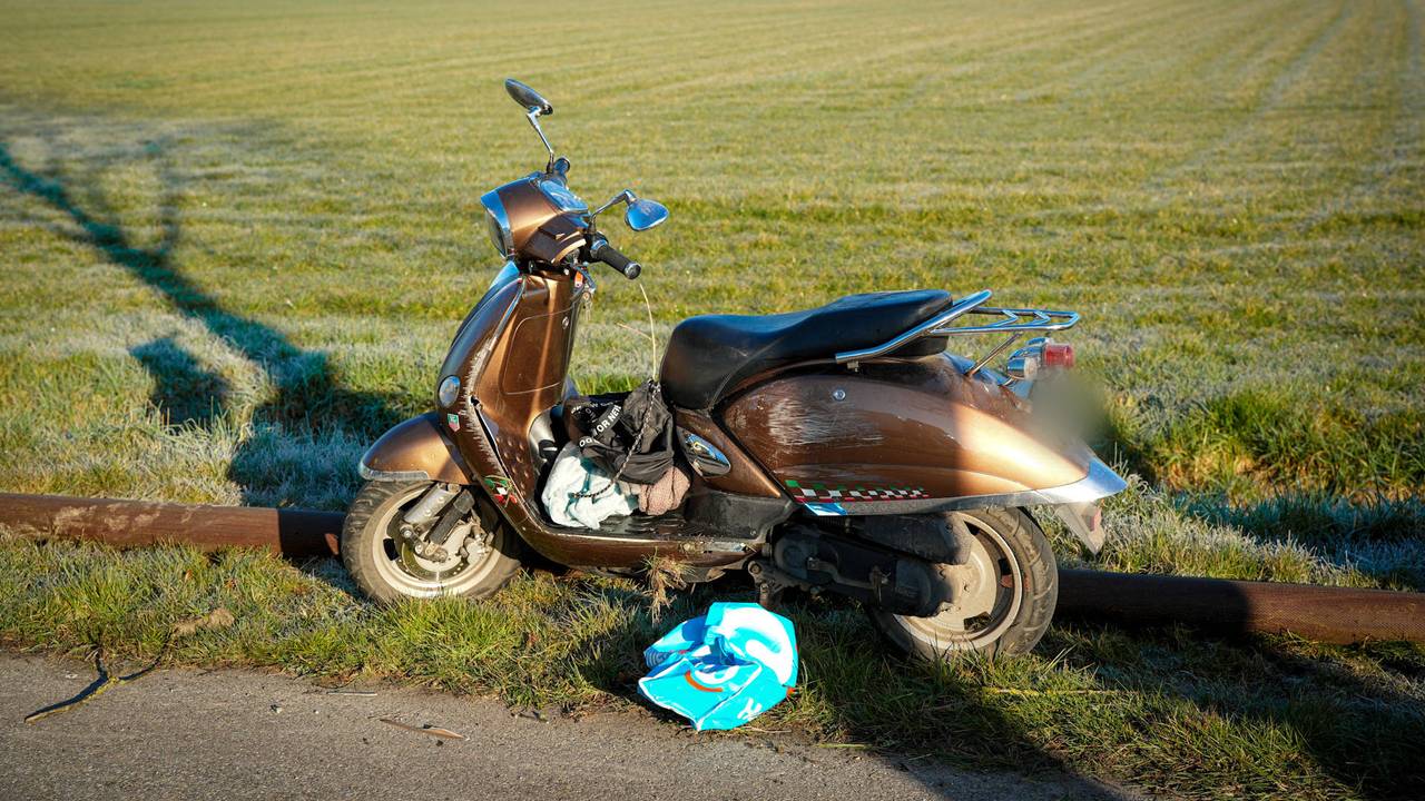 Vrouw valt scooter over mestslang (foto: Erik Haverhals/Persbureau Heitink).