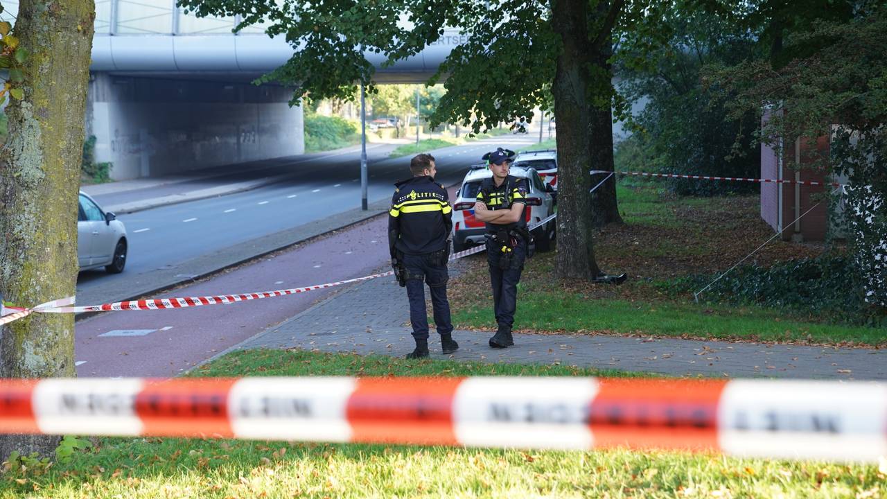 De politie doet maandagochtend onderzoek naar het gevonden lichaam (Foto: Bart Meesters / Persbureau Heitink.)