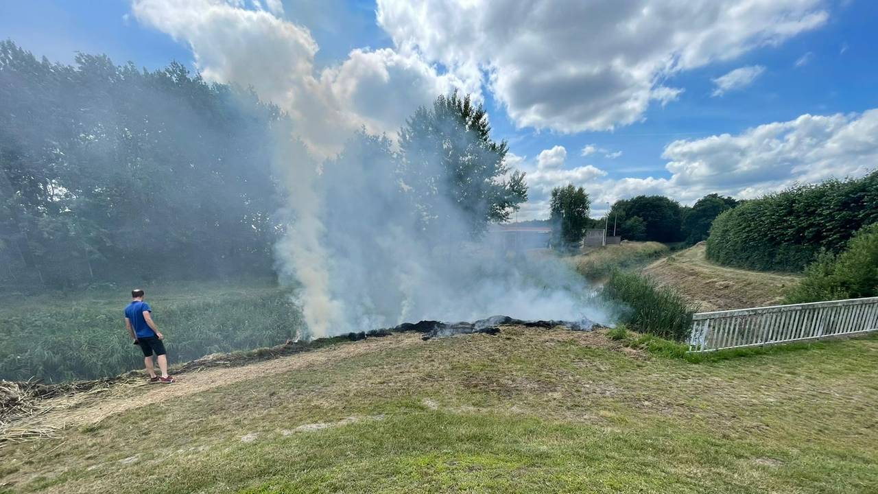 De bermbrand veroorzaakte een rookpluim.