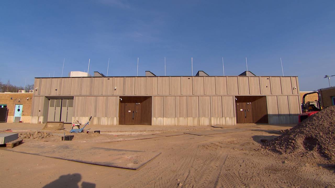 De zittingzaal op het terrein van de PI Vught van buiten , maart 2025 (foto: Omroep Brabant).