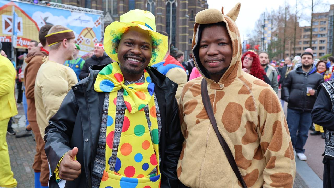 Sinawo en Kealan uit Zuid-Afrika houden wel van de gekkigheid rond carnaval (foto: Lobke Kapteijns). 