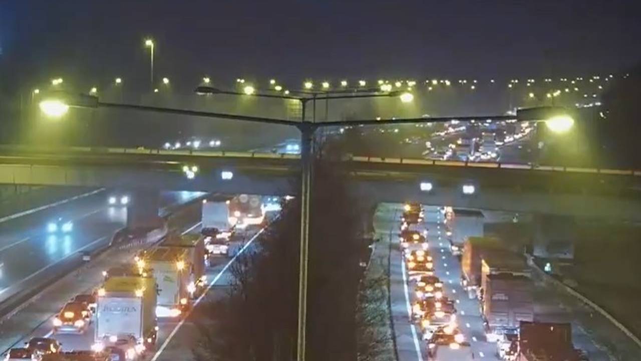 De ongelukken bij Empel veroorzaakten een flinke file op de A2 (foto: X/Rijkswaterstaat Verkeersinformatie).