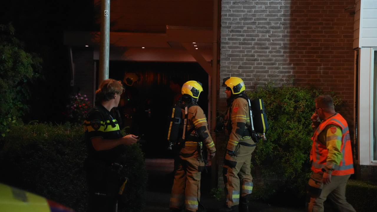 De brandweer deed metingen in het huis aan de Indus in Drunen (foto: Erik Haverhals/Persbureau Heitink).