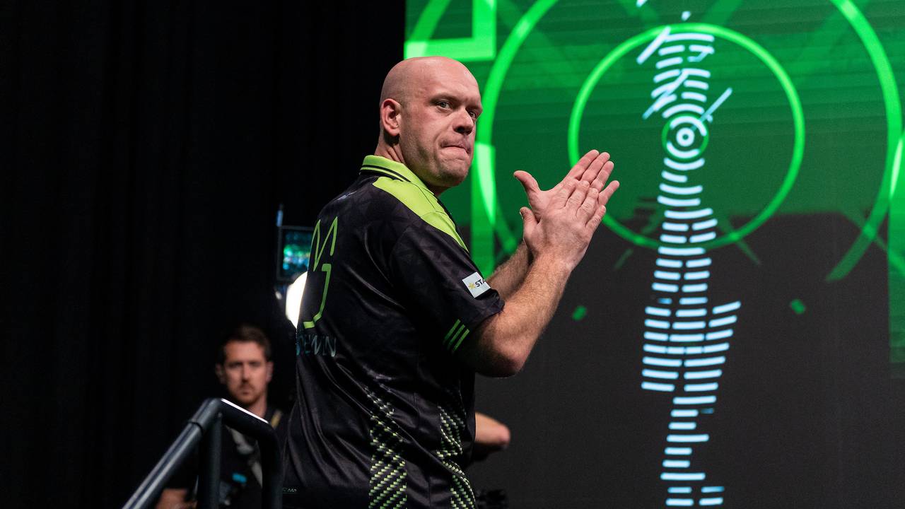 Michael van Gerwen sneuvelt in openingsronde EK: 'Keek jaren naar hem op'