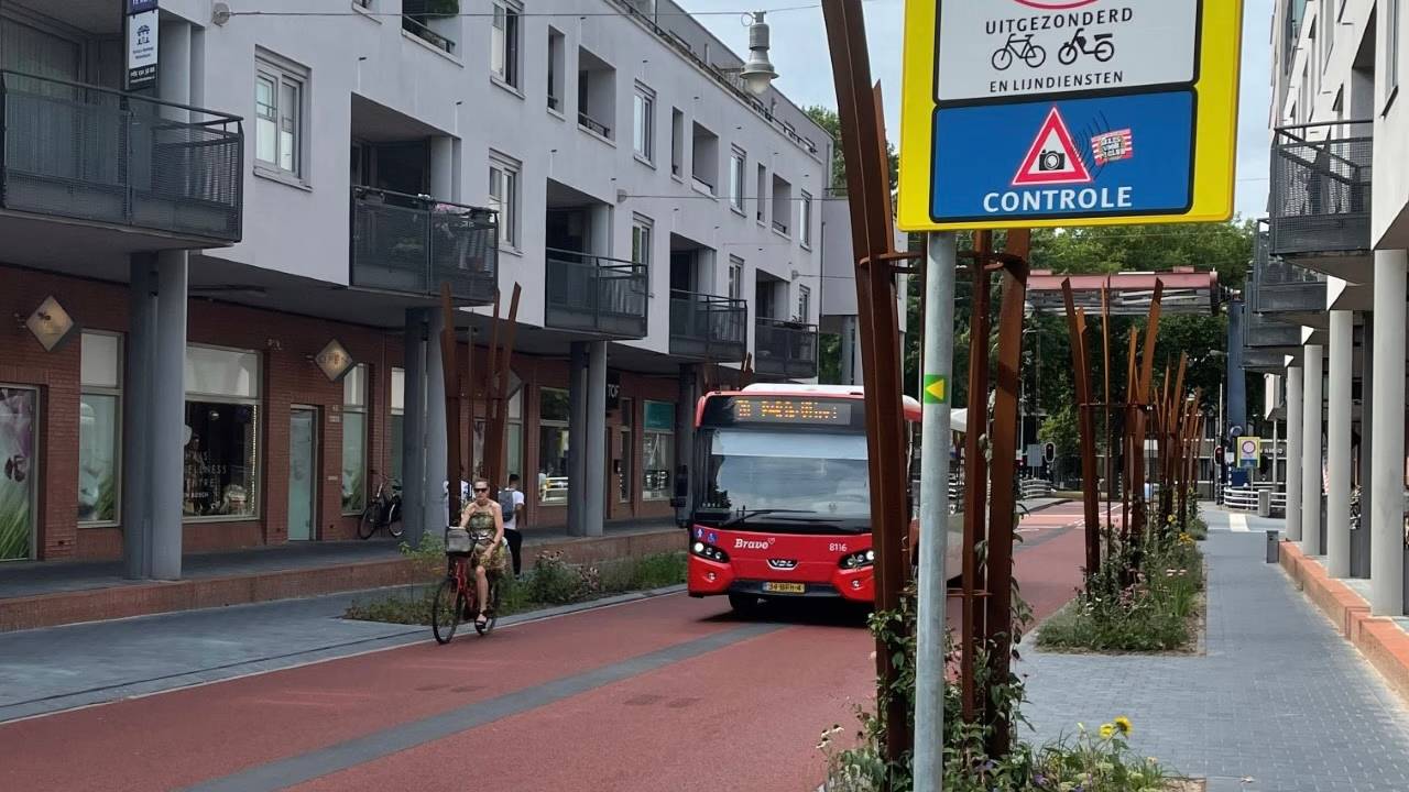 In de Berckelstraat geldt een inrijverbod voor auto's (foto: Dtv Nieuws).