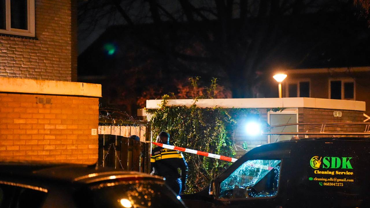 De technische recherche doet uitgebreid onderzoek in de buurt in Drunen na de beschieting (foto: Persbureau Heitink).