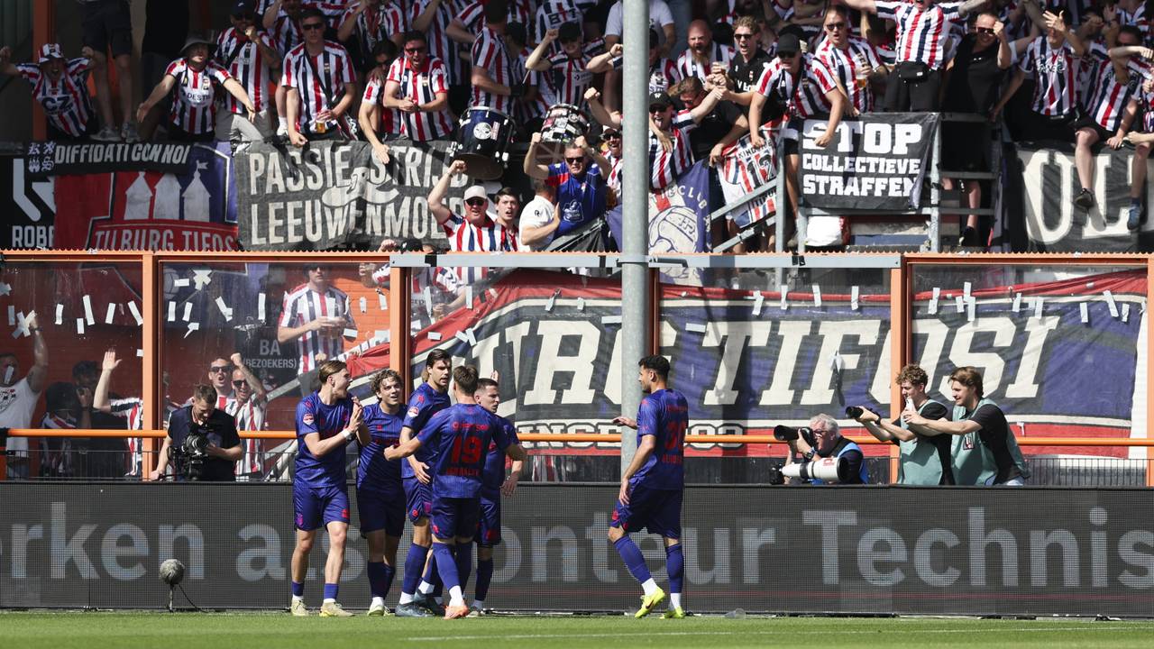 Willem II juicht na de snelle 0-1 (foto: ANP).