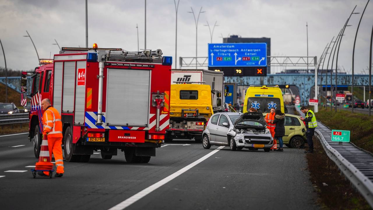 Ongeluk op de A2 bij Eindhoven: rode kruizen worden massaal genegeerd.