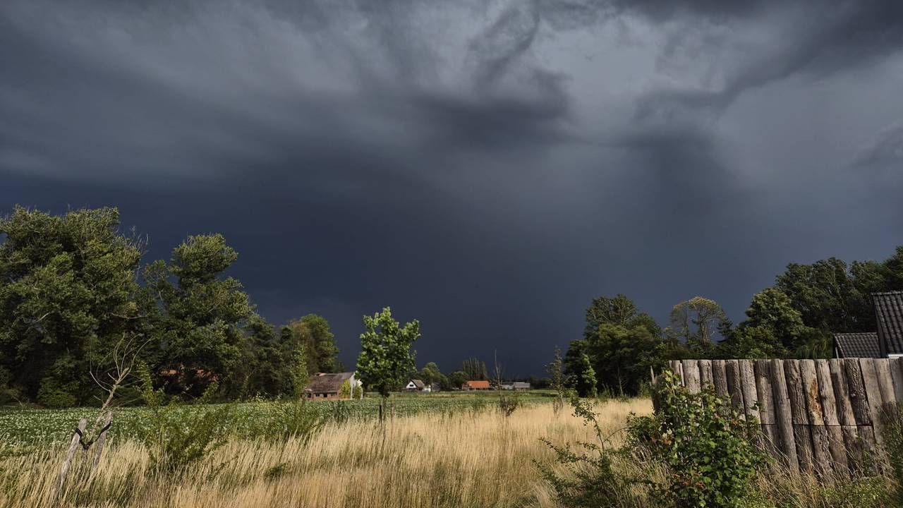Donkere wolken boven Reusel (foto: Dylan Drost).