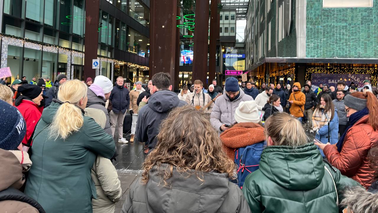 Aanhangers volgen Tom de Wal tijdens de flyeractie in Eindhoven (foto: Floortje Steigenga / Omroep Brabant).