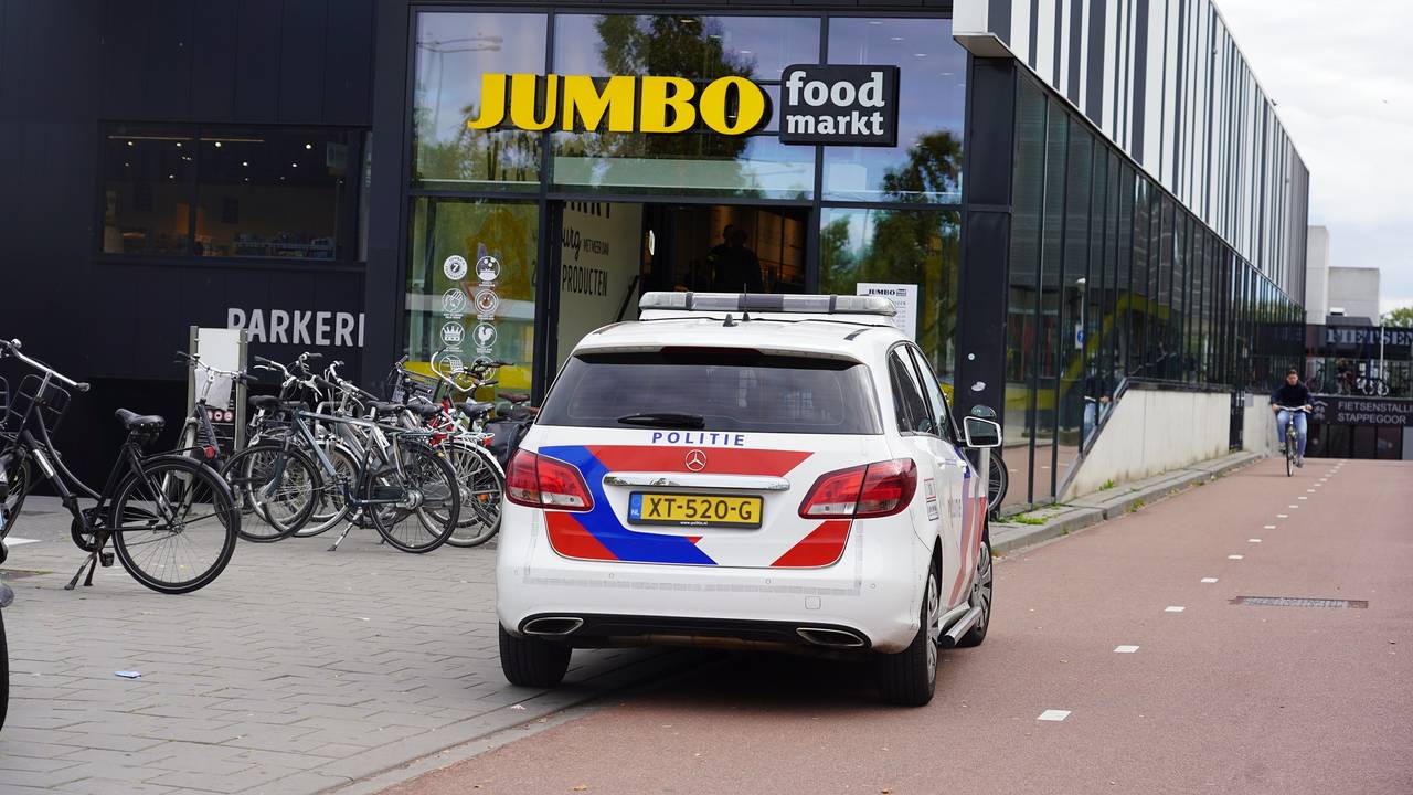 De politie is ter plaatse bij een steekpartij in de Jumbo Foodmarkt (Foto: Jeroen Stuve/SQ Vision) 