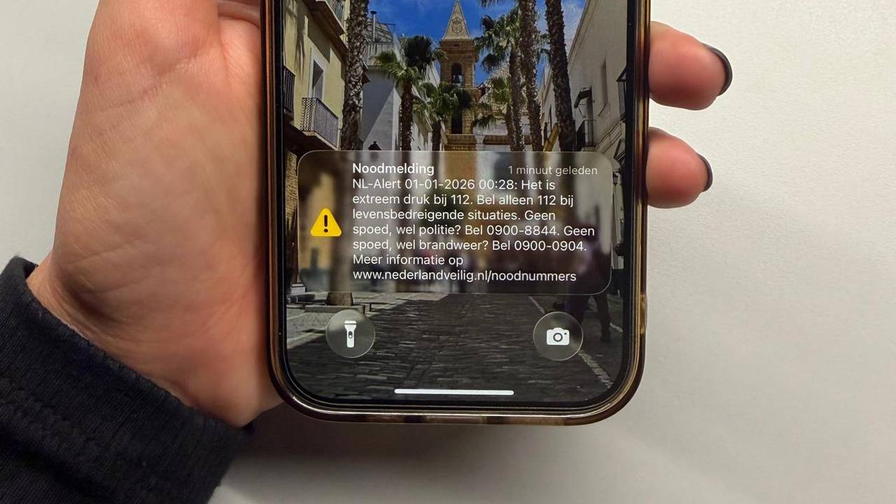 Het is extreem druk bij de meldkamer van de 112 (Foto: Omroep Brabant.)