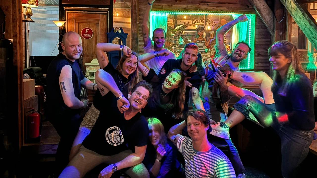 De vriendengroep met hun barkruk-tattoo's (Privéfoto).