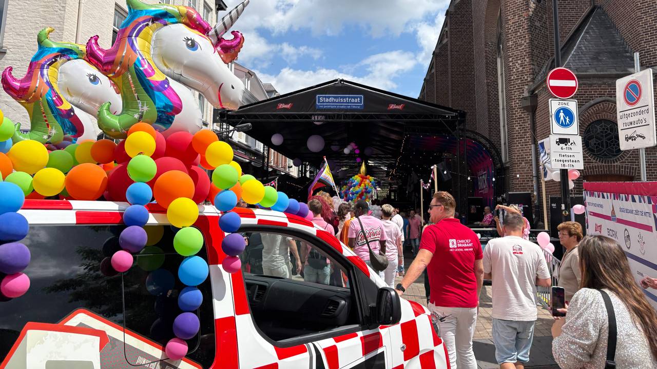 Kleurrijke Pride Walk trekt door centrum van Tilburg.