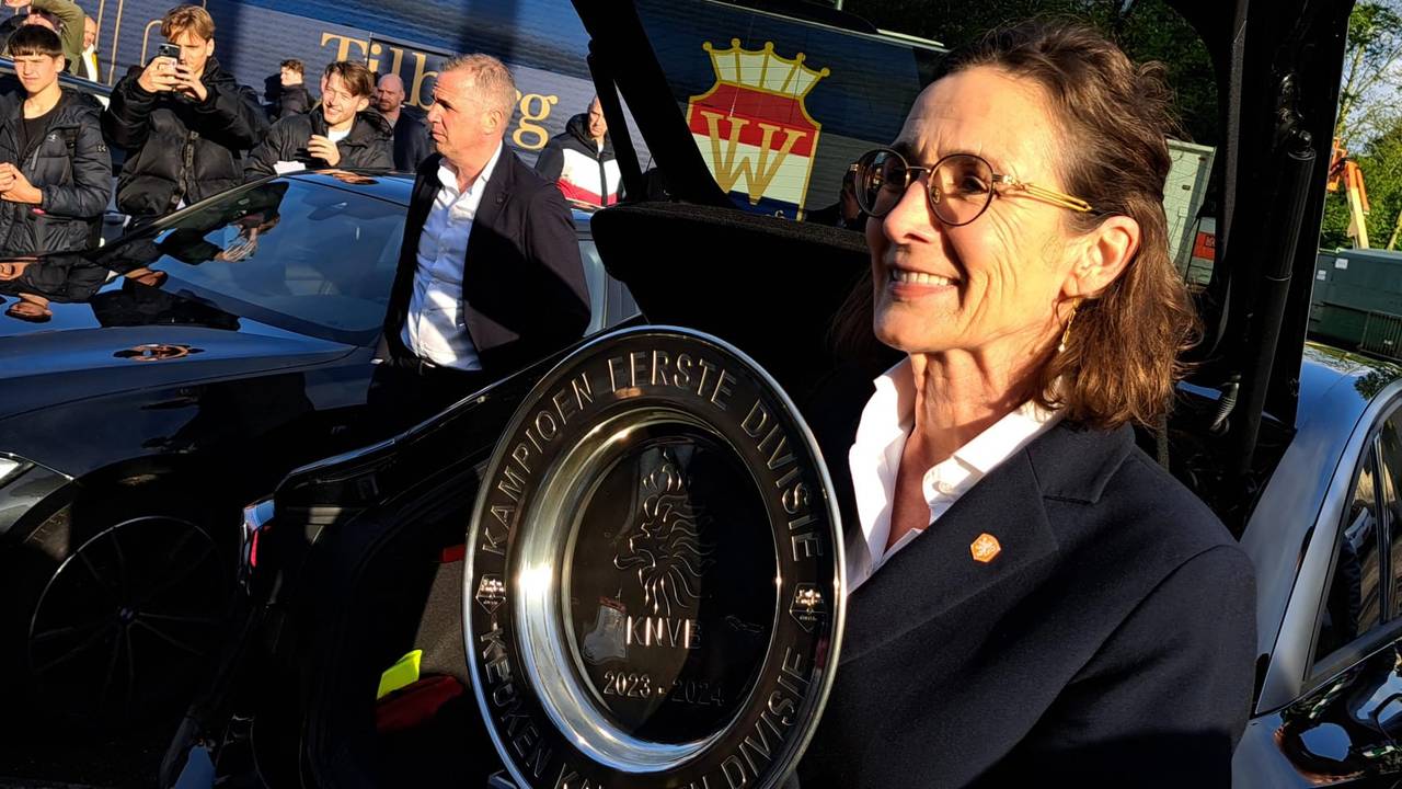 Marianne van Leeuwen met de kampioensschaal (foto: Leon Voskamp).