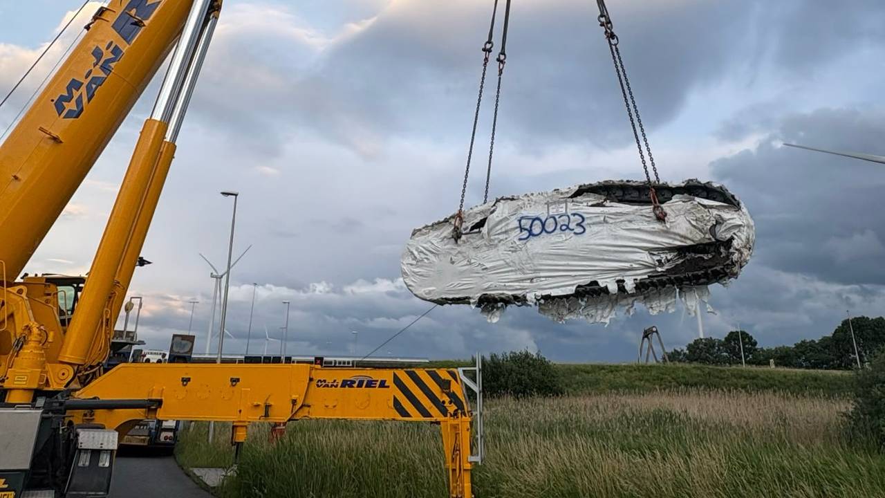 De gigantische rupsband wordt opgeruimd (foto: Rijkswaterstaat Verkeersinformatie/X).