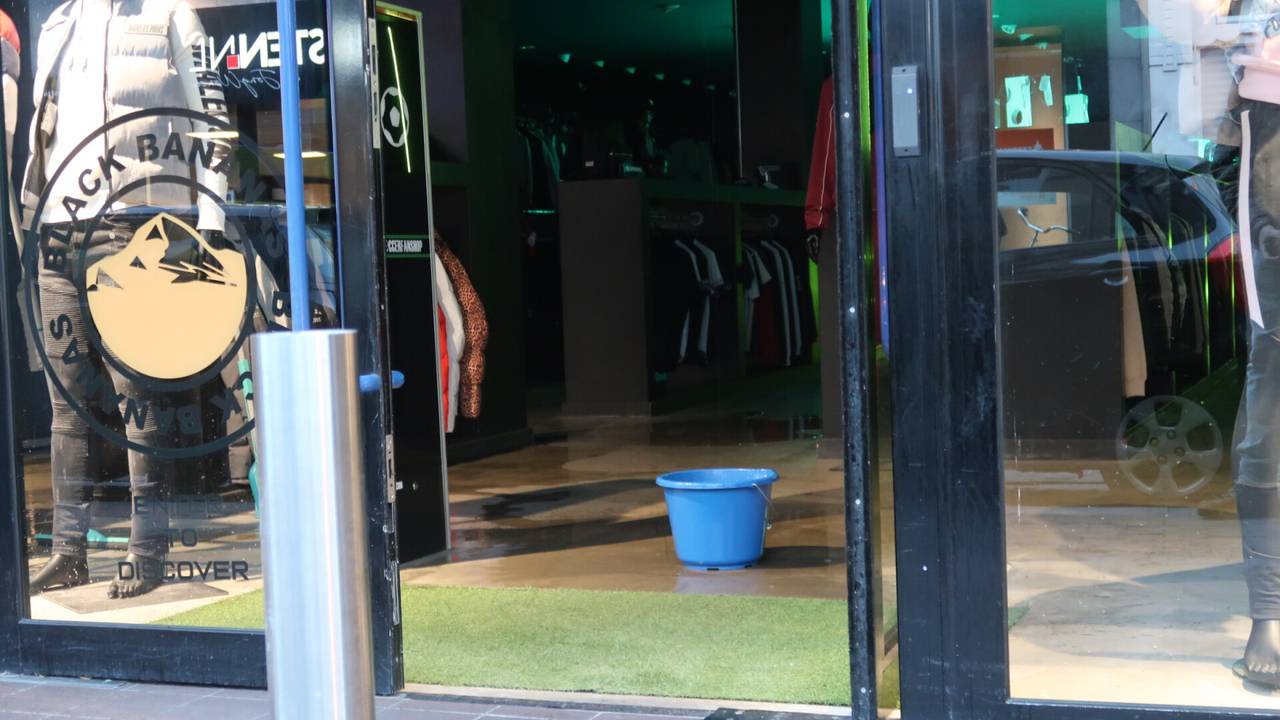 De winkel aan de Haagdijk in Breda kampte met wateroverlast (foto: Perry Roovers/SQ Vision).