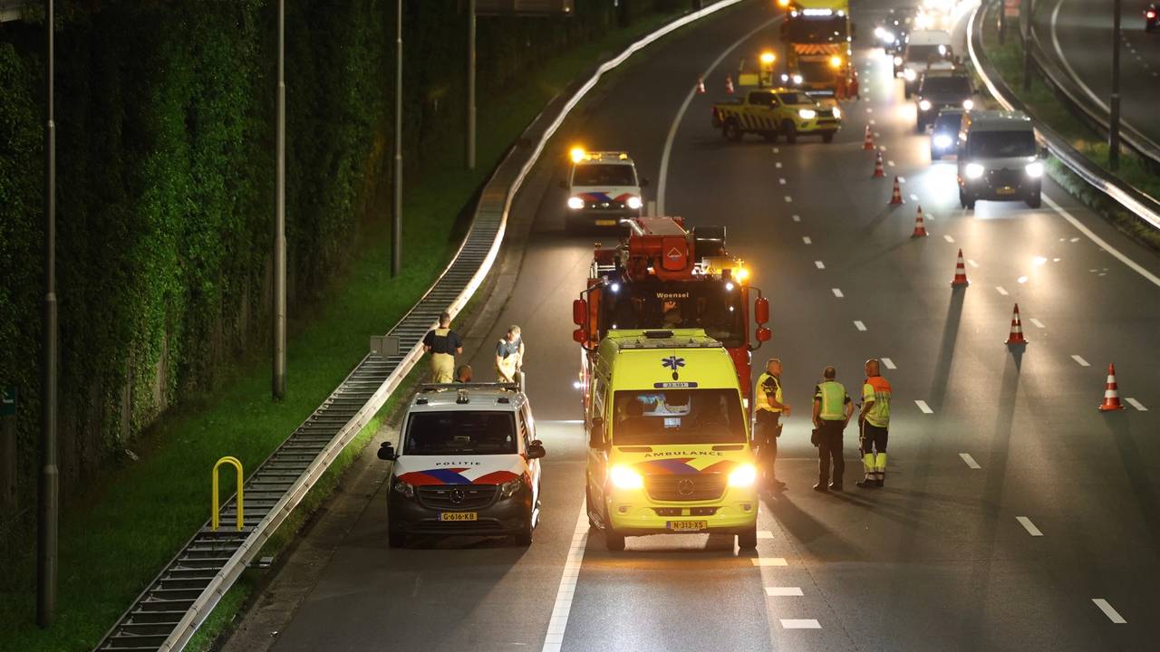 Vanwege de vrouw op de geluidswal werden twee rijstroken van de A2 afgesloten (foto: Sander van Gils/SQ Vision).