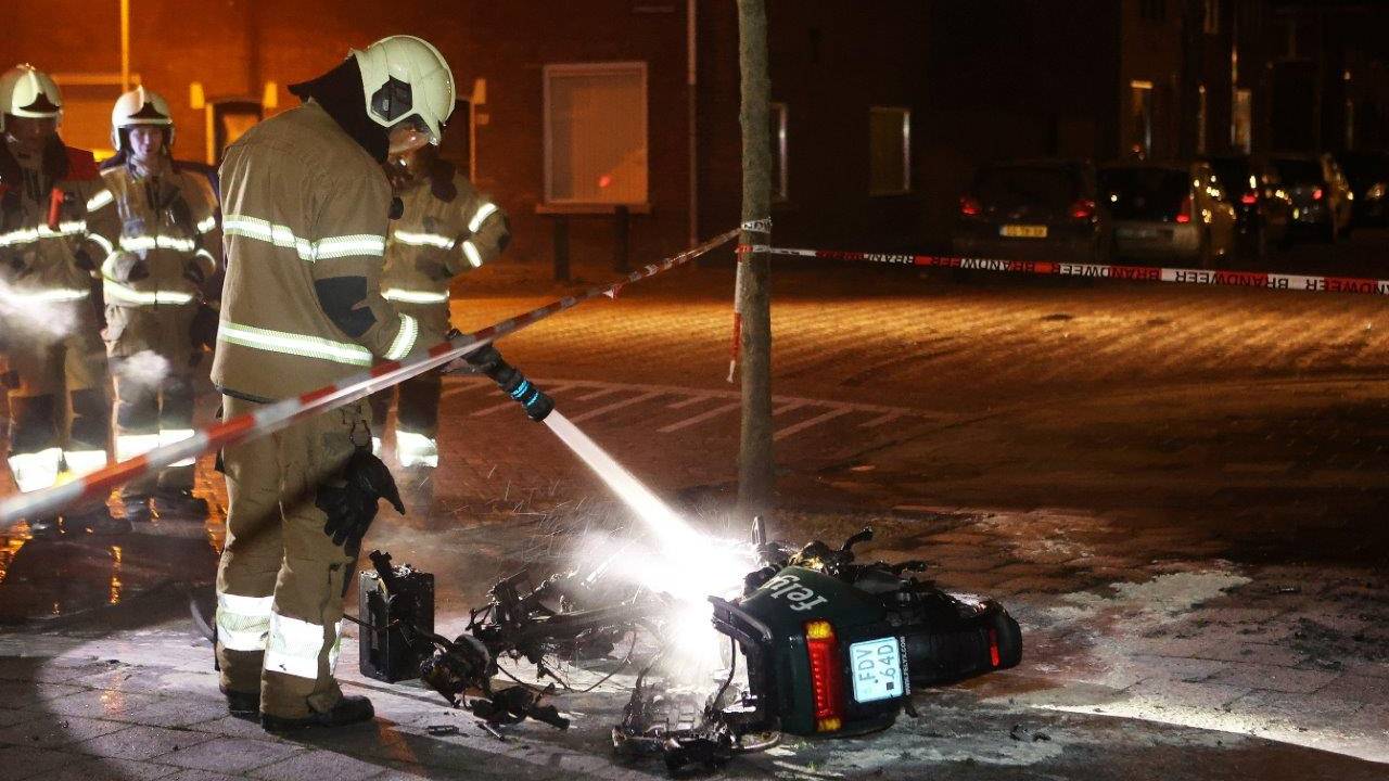 De scooter kon niet gered worden (foto: Bart Meesters/SQ Vision Mediaprodukties).