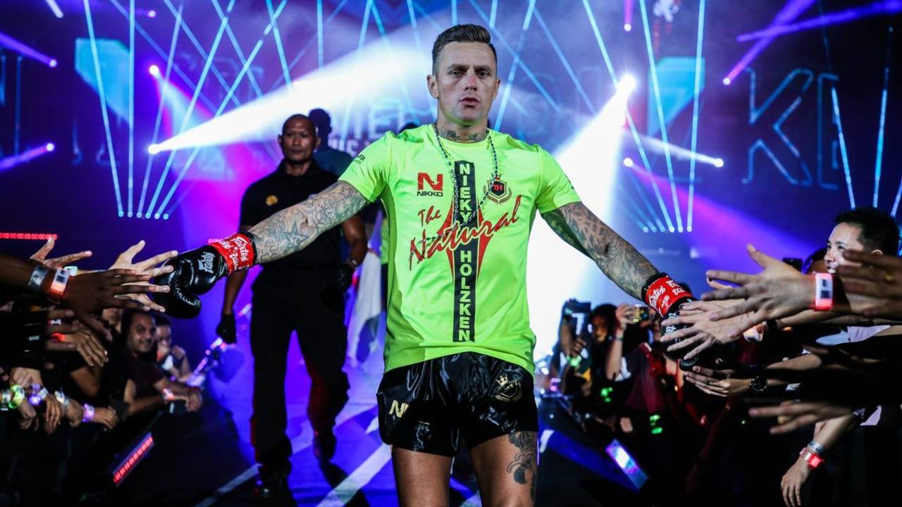 Nieky Holzken enkele jaren terug voor een wedstrijd. (foto: ONE Championship).