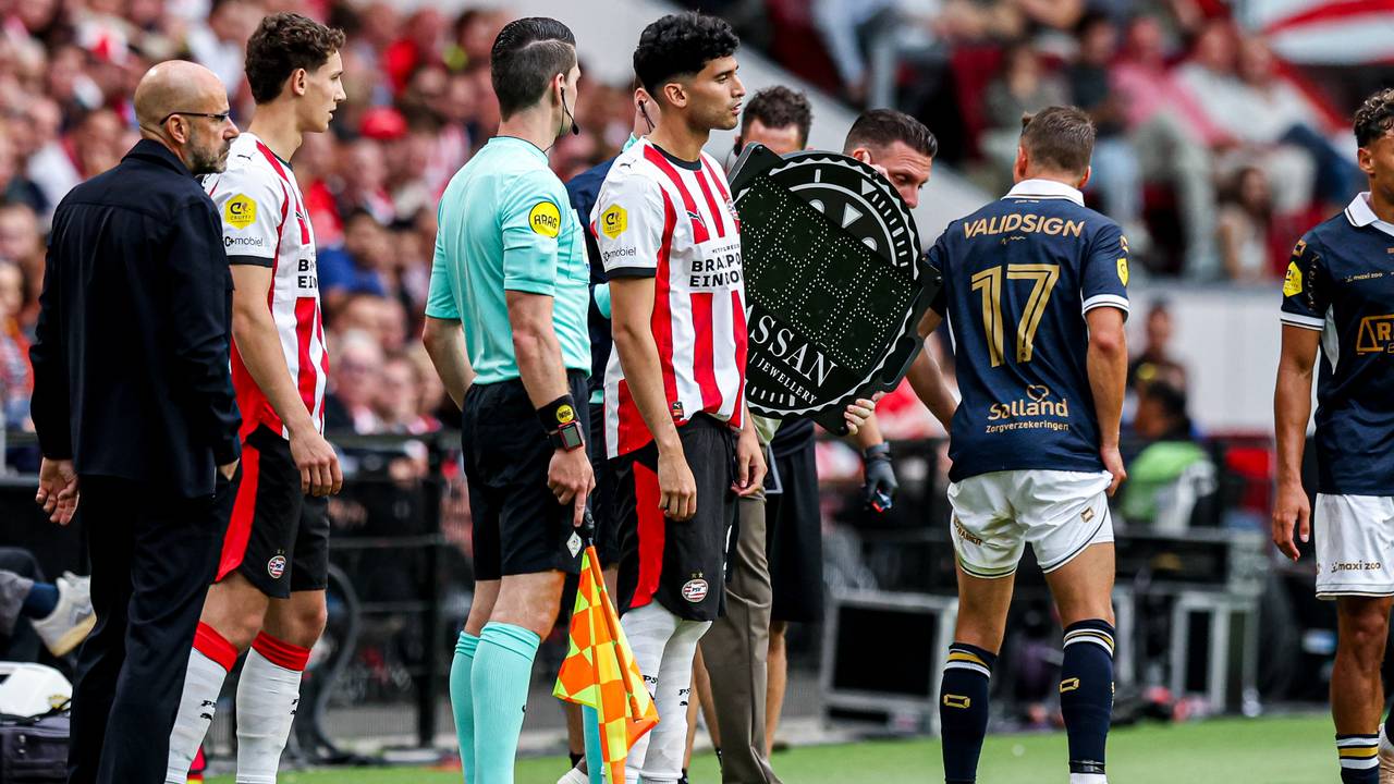 Trainer Peter Bosz moet keuzes gaan maken bij PSV (foto: Ben Gal/Orange Pictures)
