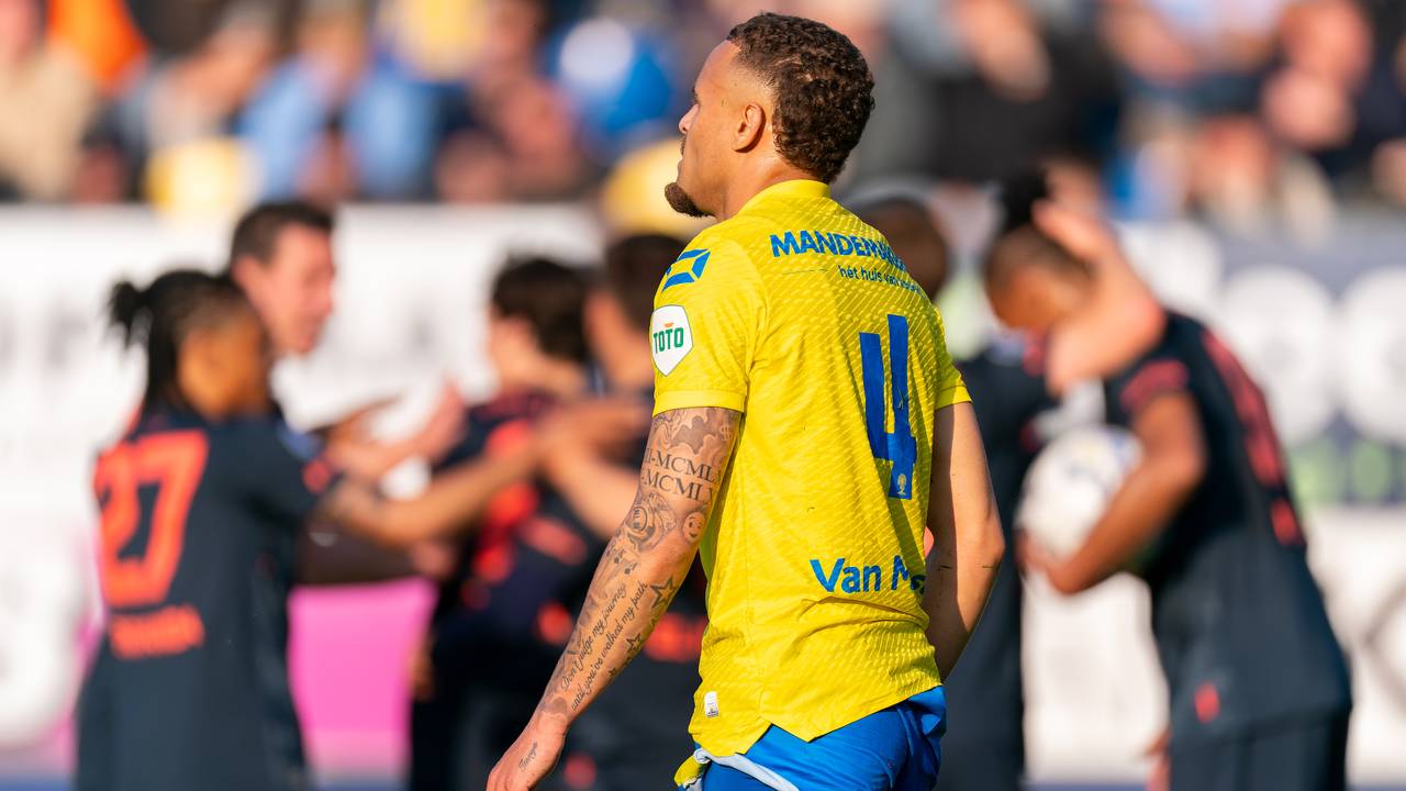 RKC Waalwijk-verdediger Liam van Gelderen met op de achtergrond juichende FC Utrecht-spelers. (Foto: Joris Verwijst/Orange Pictures)