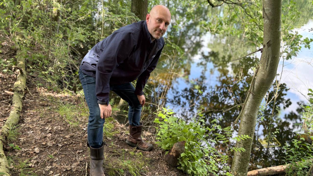 Beverexpert Wiet van Bragt naast een afgeknaagde boomstam (foto: Pieter Soethout)