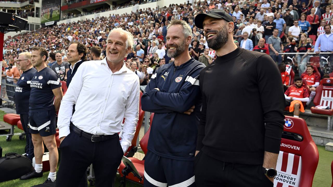Fred Rutten, Andre Ooijer en Ruud van Nistelrooij tijdens PSV - SC Heerenveen op 21 mei 2023 (foto: ANP).