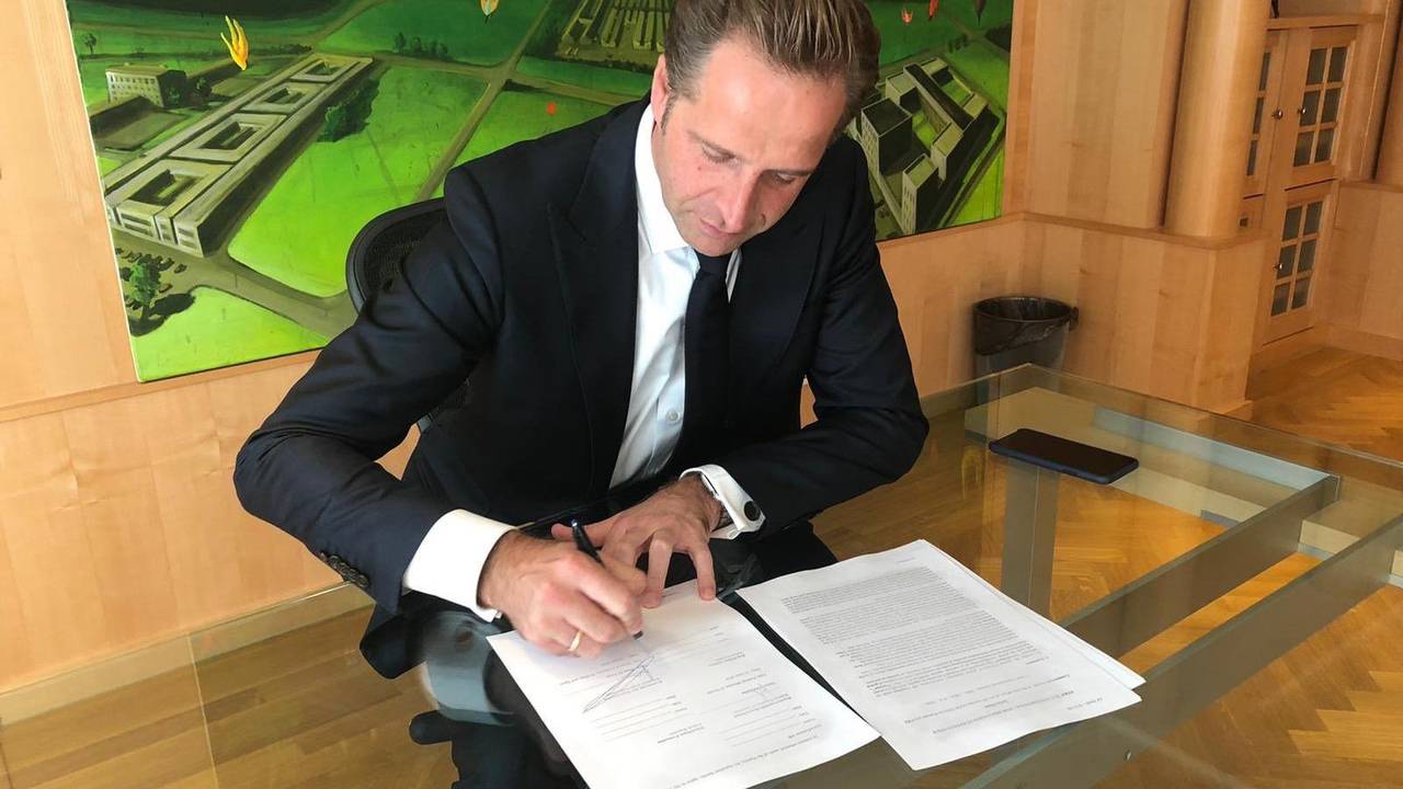 Minister Hugo de Jonge ondertekent het contract over de de levering van het mogelijke coronamedicijn (foto: Twitter Hugo de Jonge).