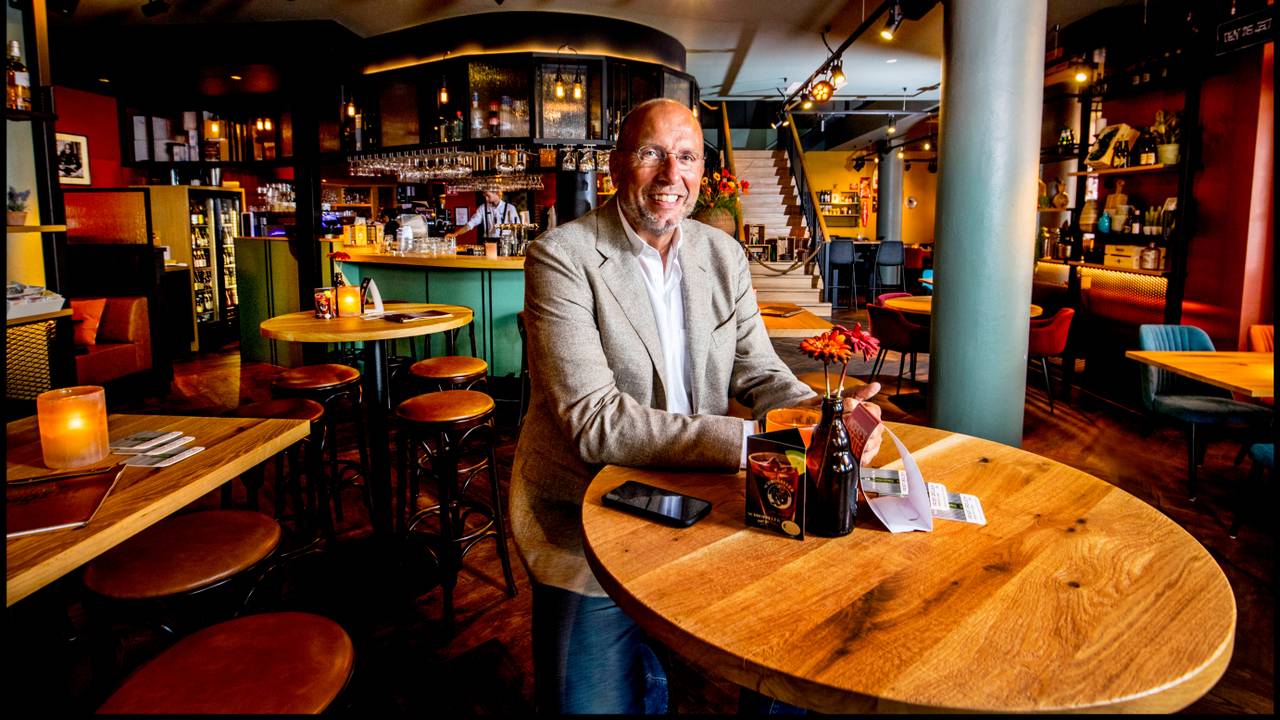 Laurens Meijer in zijn horecazaak Moeke in Enschede. (foto: ANP)