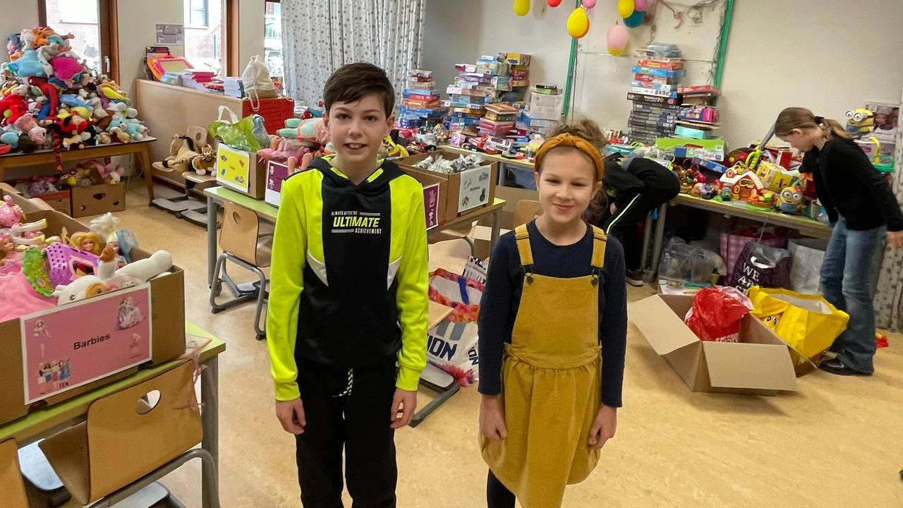 Jim en Kate verzamelden speelgoed voor Oekrainse kinderen.