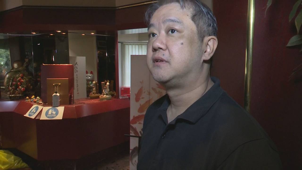 Eigenaar S.T. Yan daags nadat een auto zijn restaurant binnenreed.