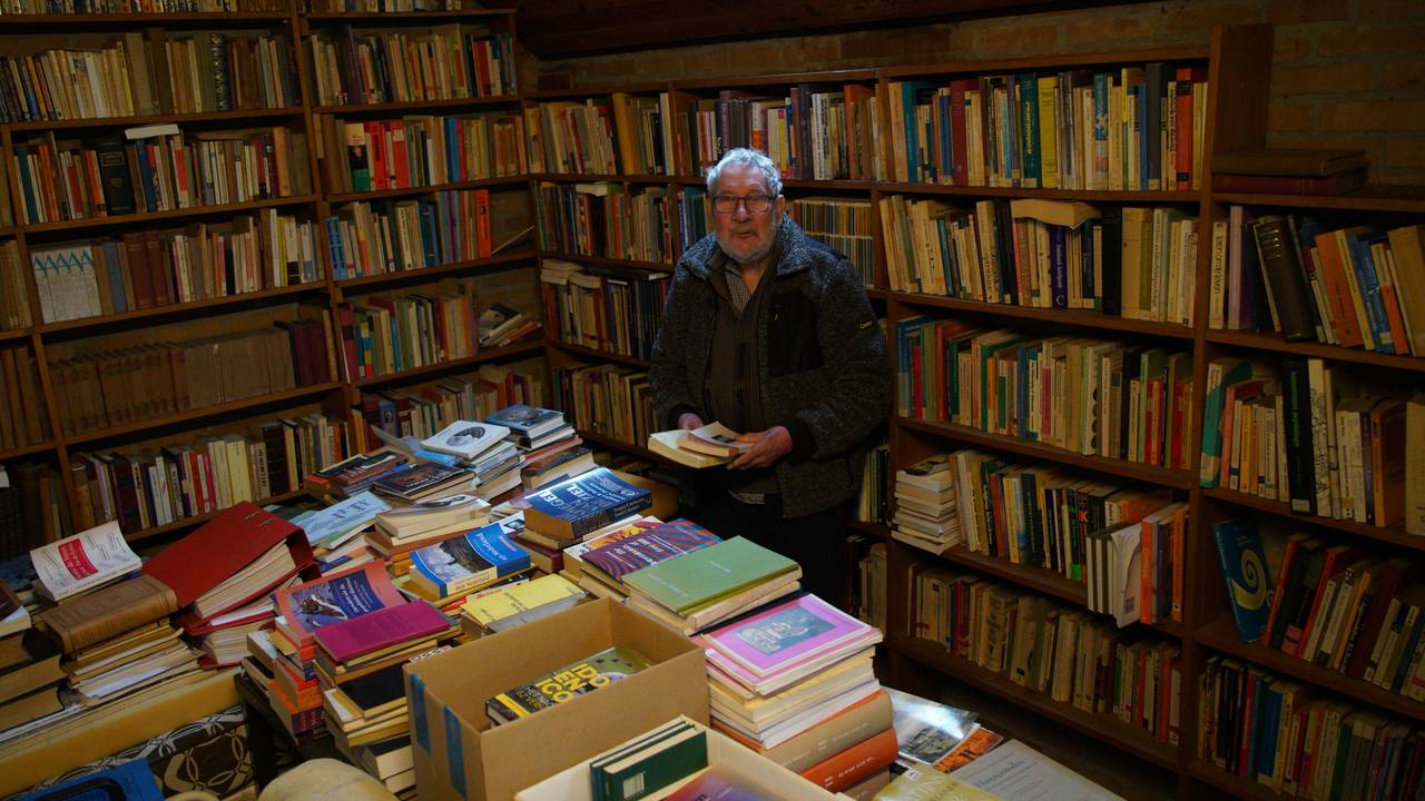 Ad en zijn enorme verzameling boeken (foto: Rochelle Moes).